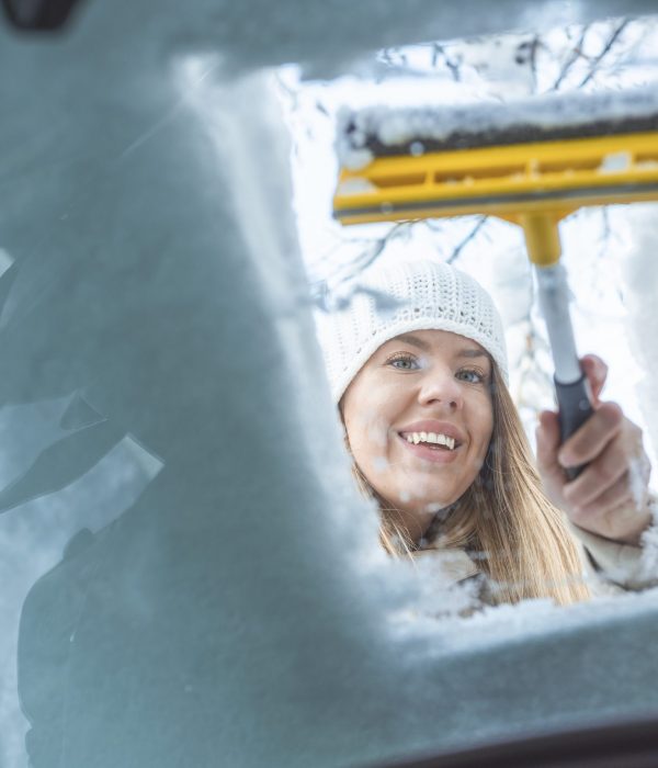 Vrouw aan het stuur - Ruitenwisservloeistof