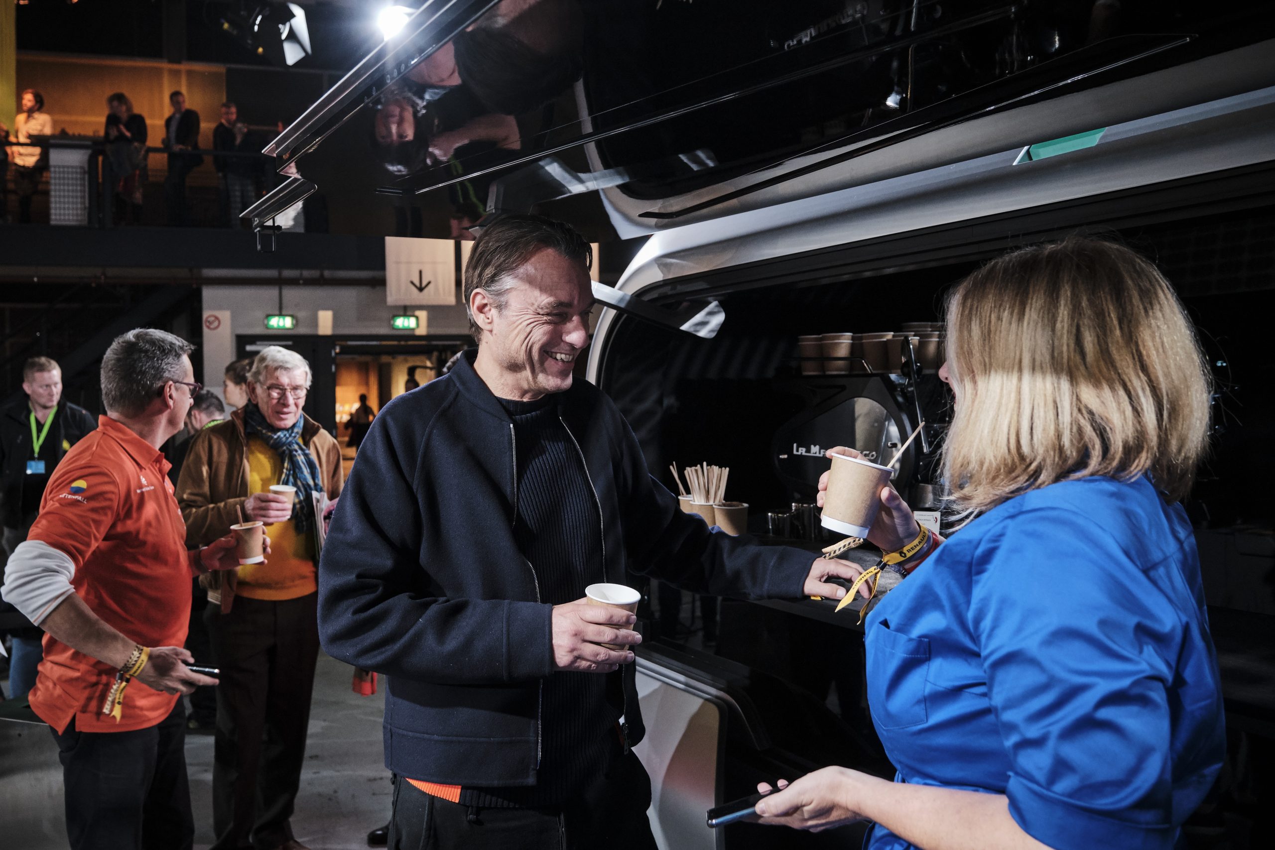 Vrouw aan het stuur - Laurens van de Acker bijEZ PRO - zelfrijdende transportpod
