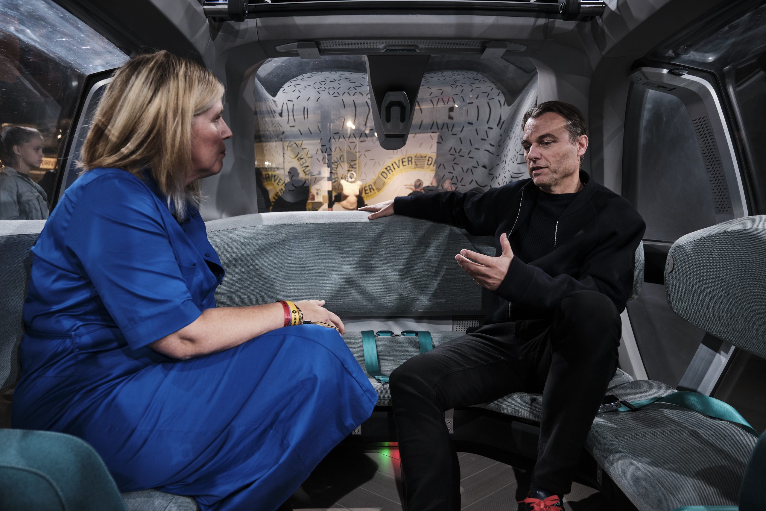 Vrouw aan het stuur - Laurens van den Acker in Conceptcar EZ GO