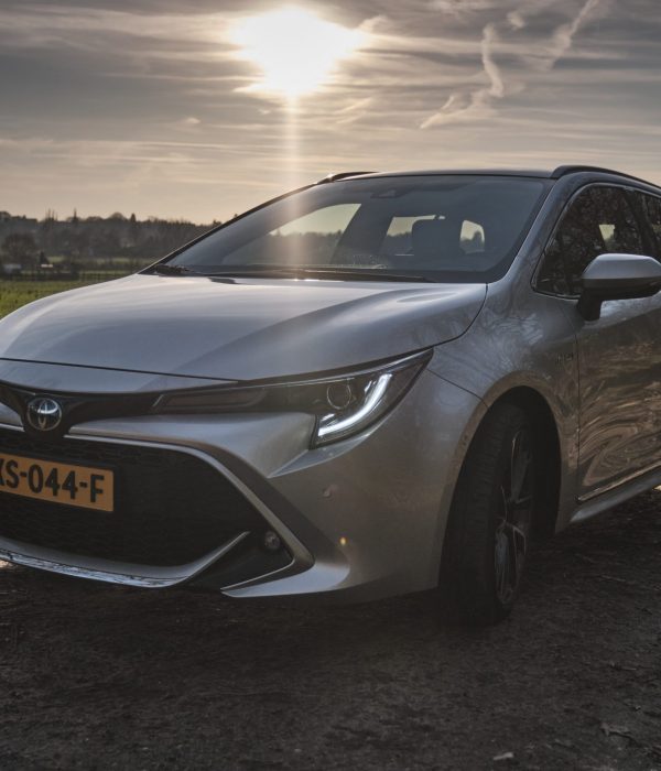 Vrouw aan het stuur Toyota Corolla