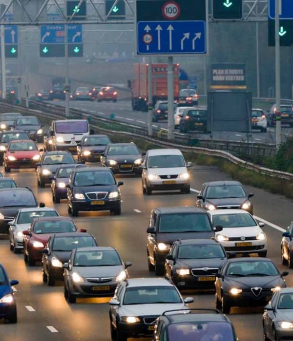 vrouw aan het stuur - file ergernis