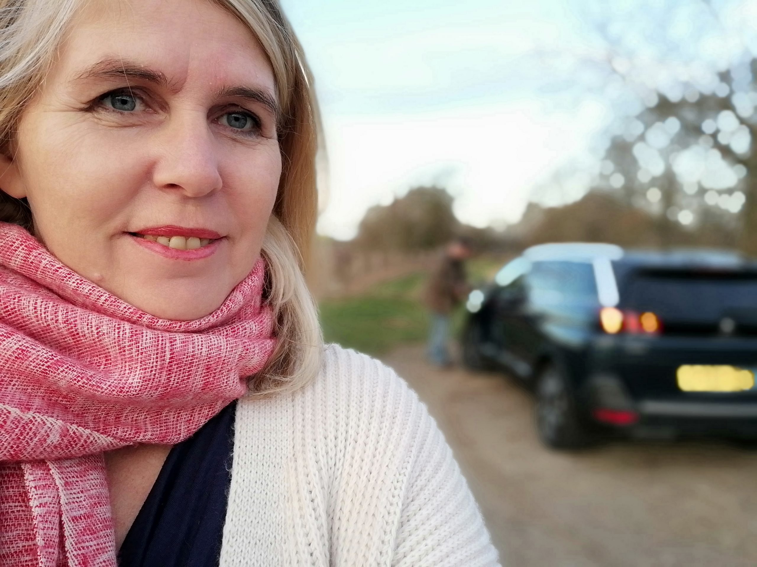 Vrouwa aan het stuur auto's testen Fotoshoot Peugeot 5008. Fotocredits: HuubK Photography