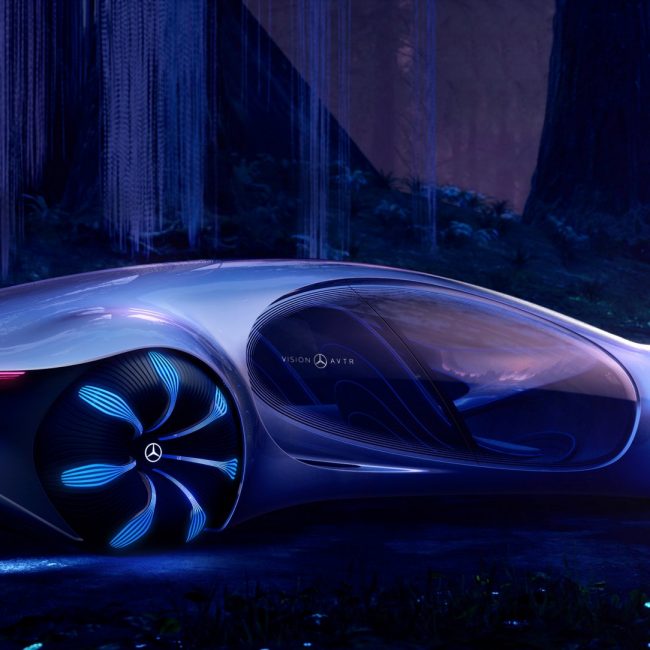 Vrouw aan het stuur - Mercedes-Benz Vision AVTR - Visioen Avatar
