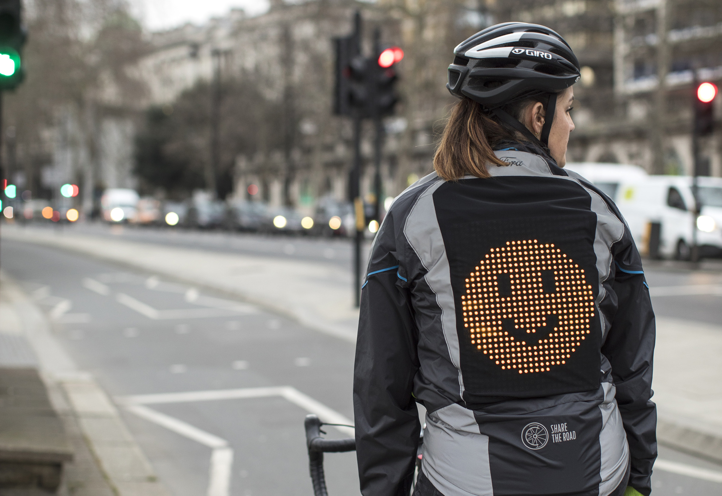 Vrouw aan het stuur - Ford Emoji-Jacket