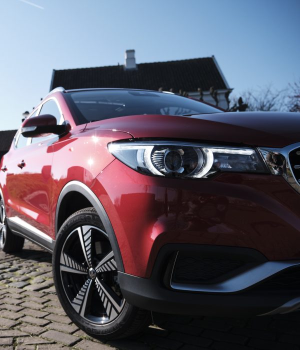 VrouwAanHetStuur - MG ZS EV - detail voorlamp