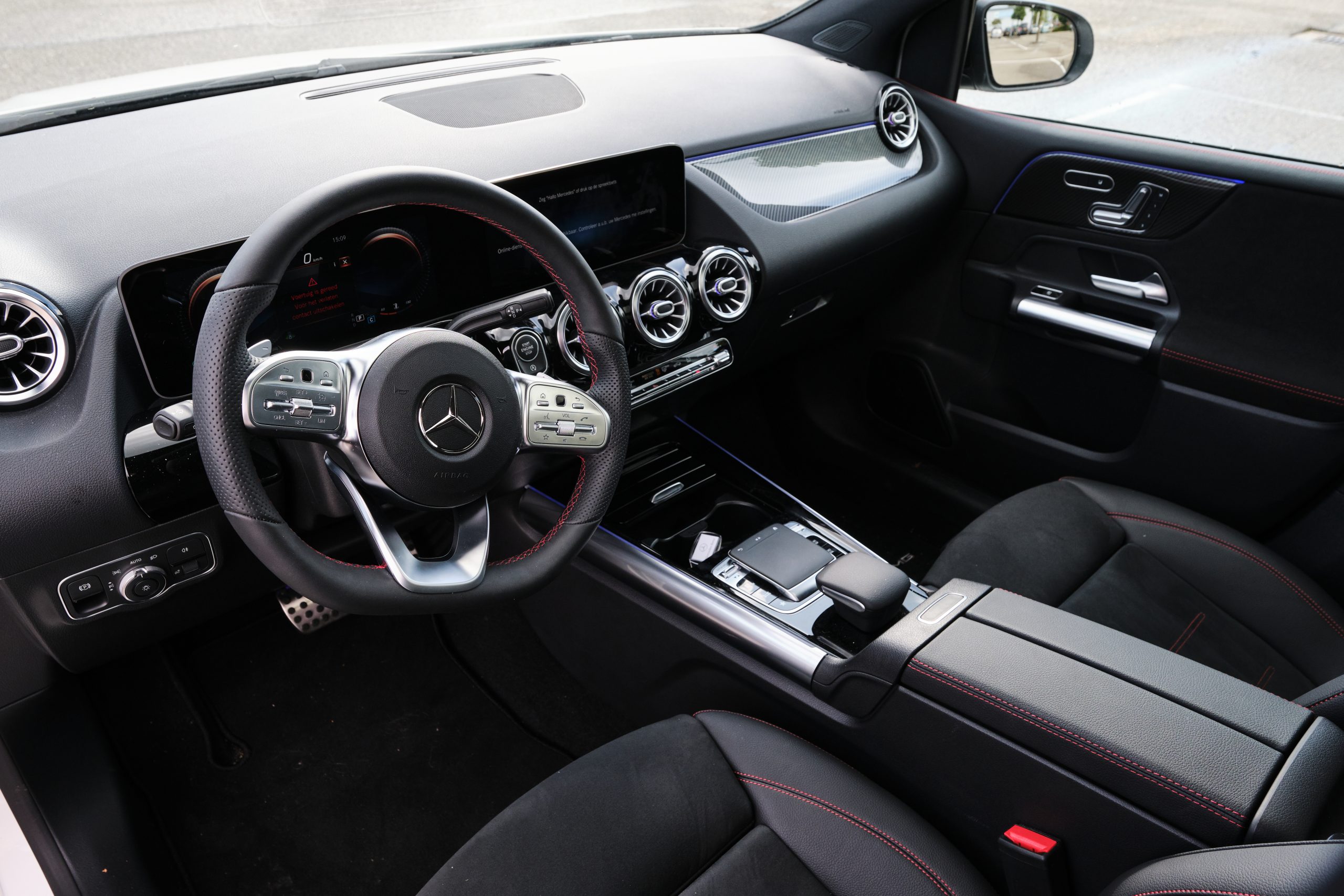 Mercedes B180 Vrouw aan het stuur - Mercedes Benz B180