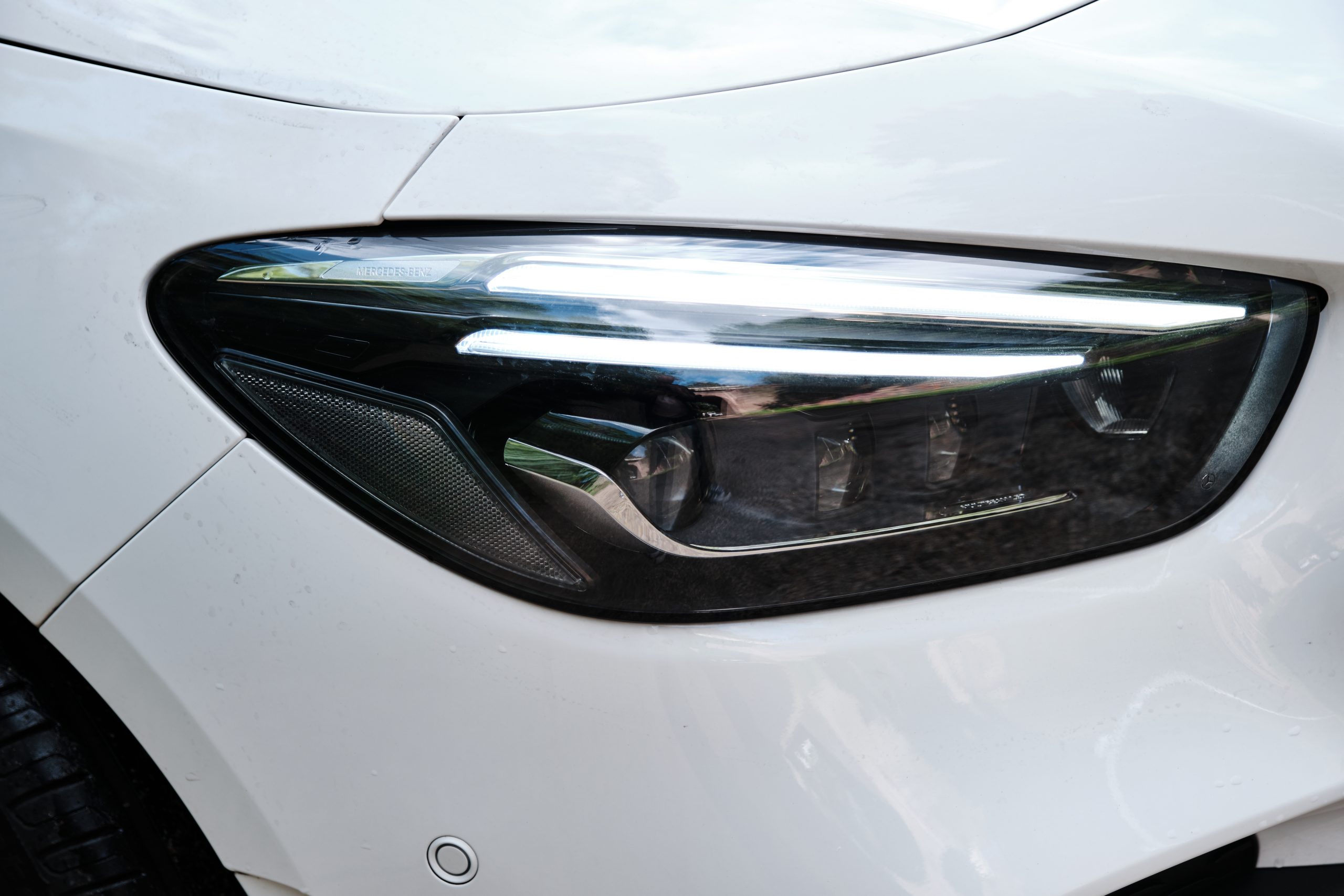 Mercedes-Benz B180 details voorlicht Vrouw aan het stuur - Mercedes-Benz B180 details voorlicht
