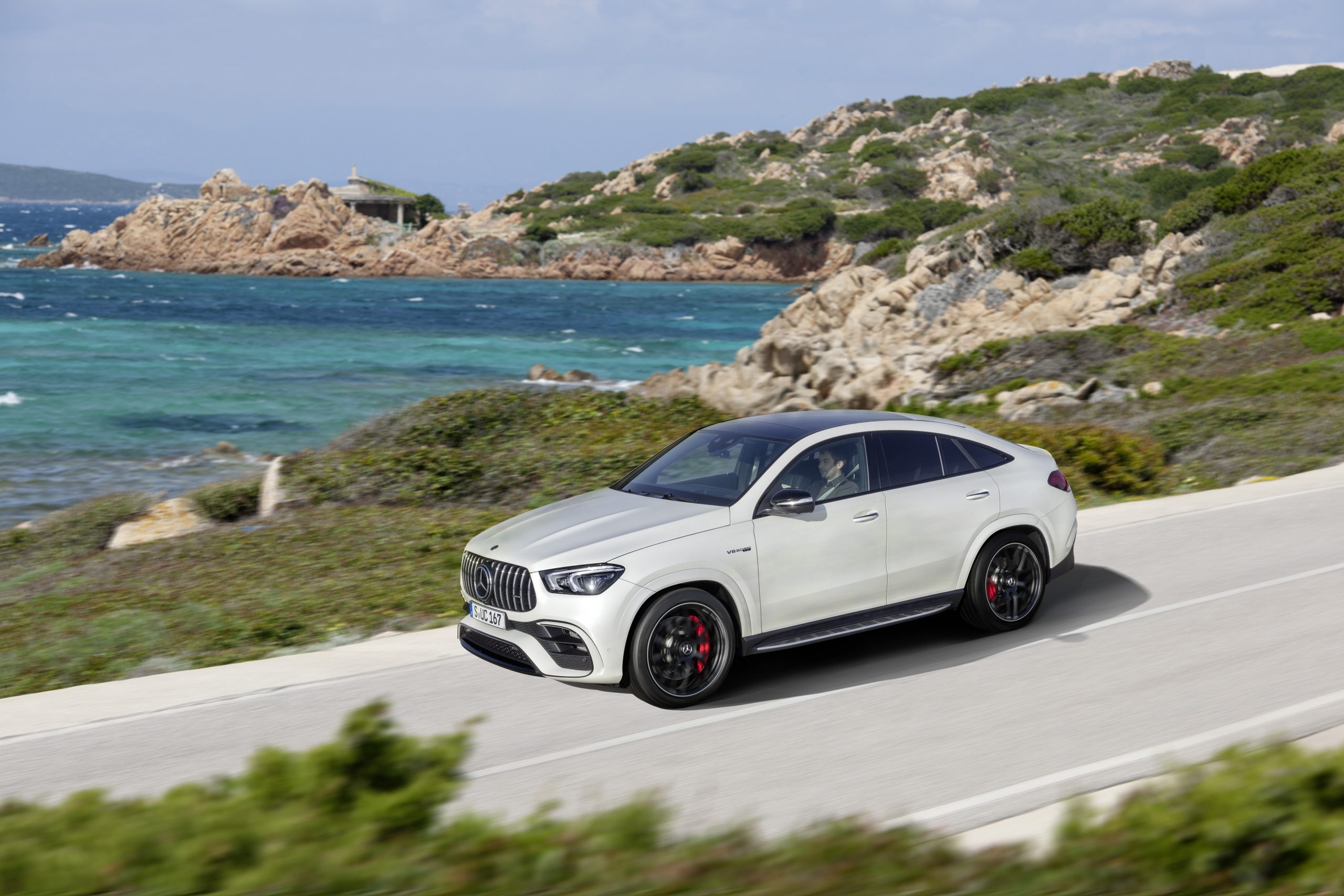 vrouw aan het stuur - Mercedes-AMG GLE 63 4MATIC+ Coupé
