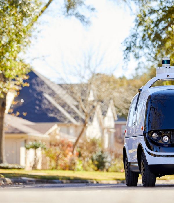 Vrouw aan het stuur - Nuro R2 autonome bestelwagen