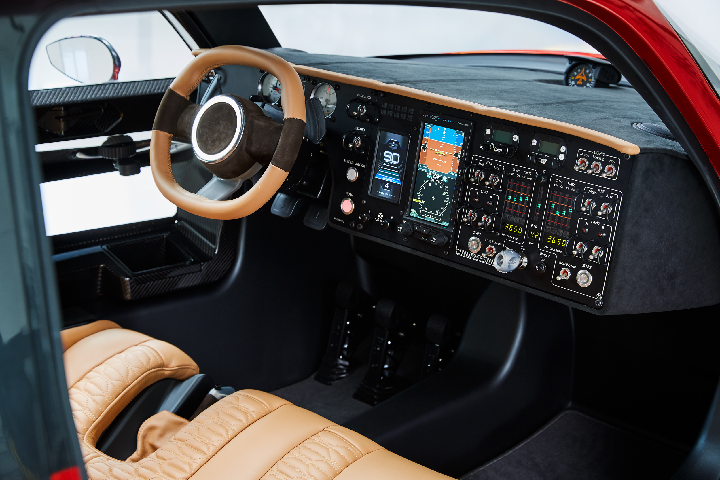 Vrouw aan het stuur - PAL V - Liberty auto en vliegtuigcockpit (foto: PAL-V.com)