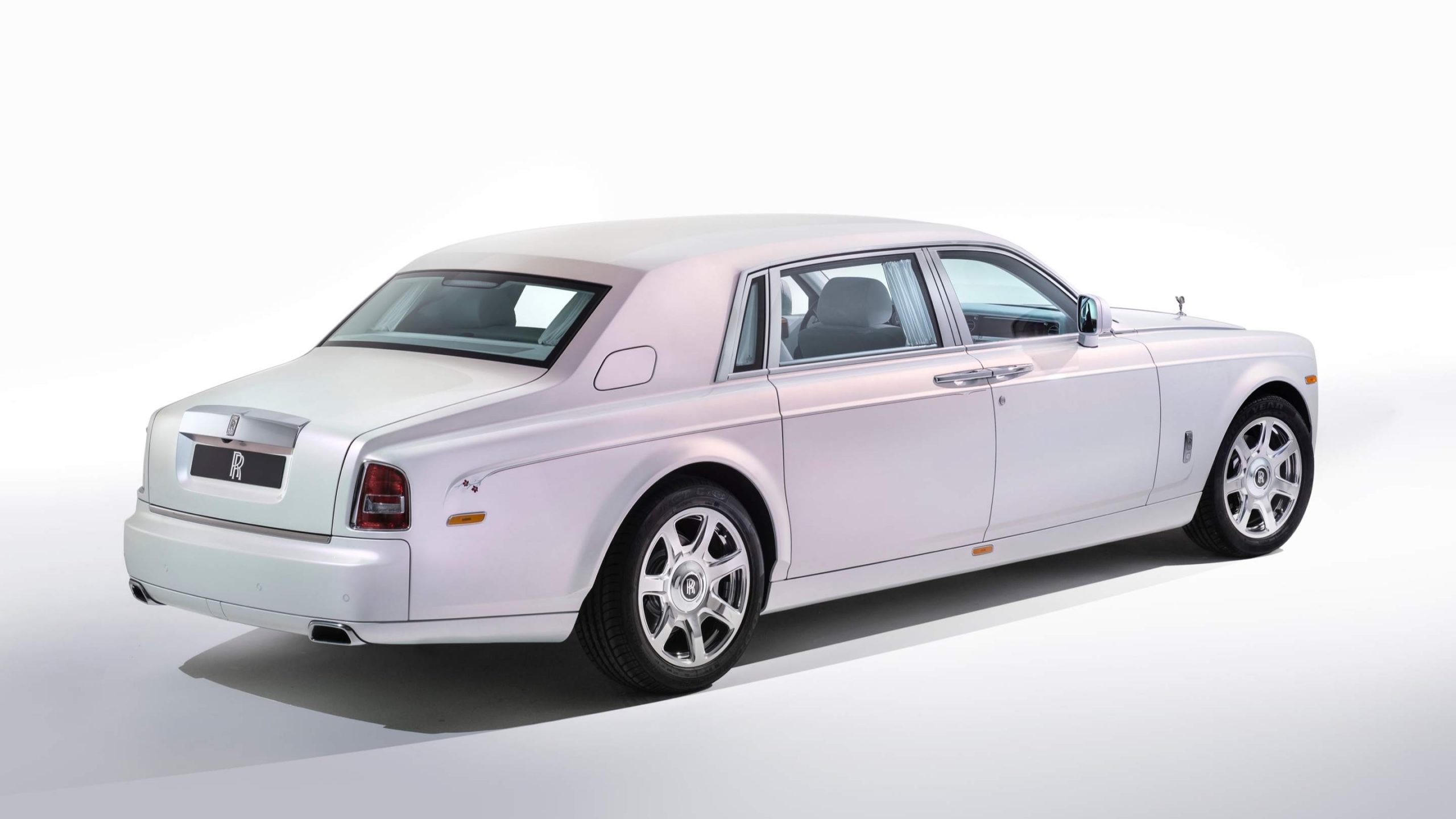 rolls royce achterkant Vrouw aan het stuur Droomauto Rolls Royce Phantom Serentity
