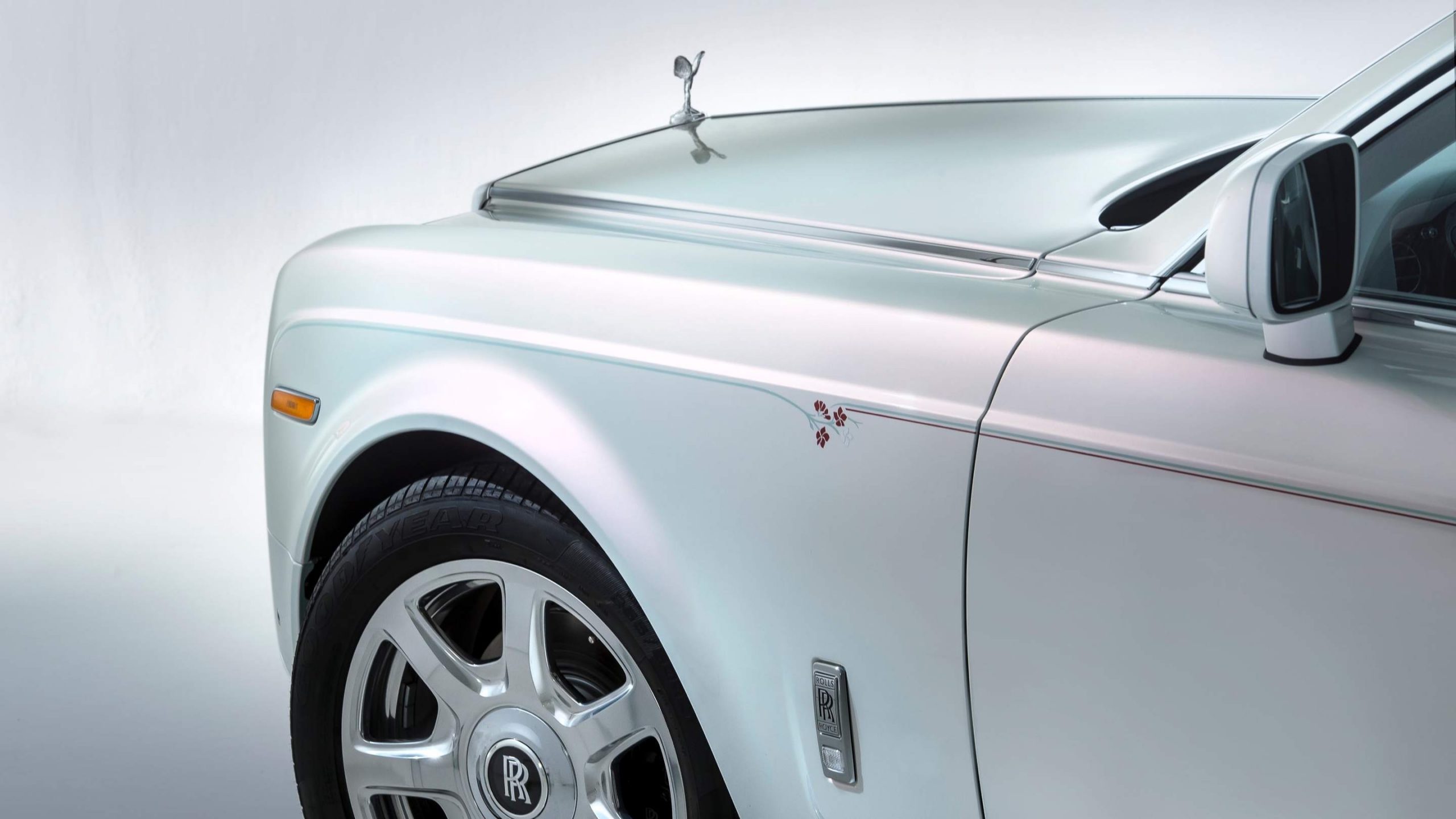 rolls royce detail ext Vrouw aan het stuur Droomauto Rolls Royce Phantom Serenity