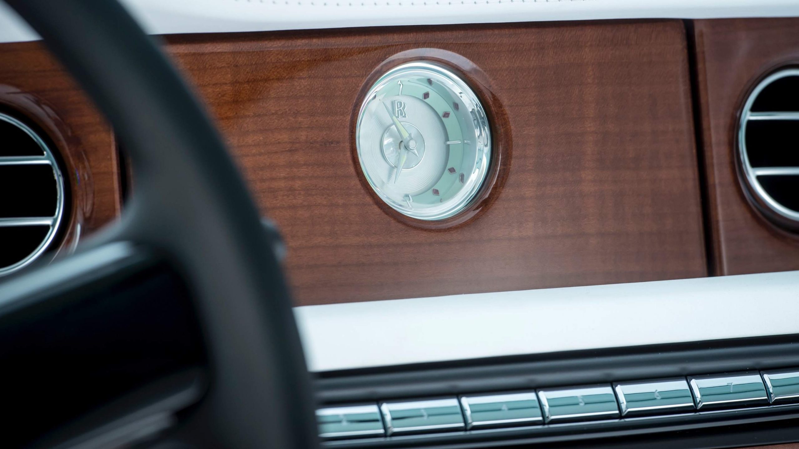 Rolls Royce Phantom Serenity interieur detail klok Rolls Royce Phantom Serenity interieur detail klok