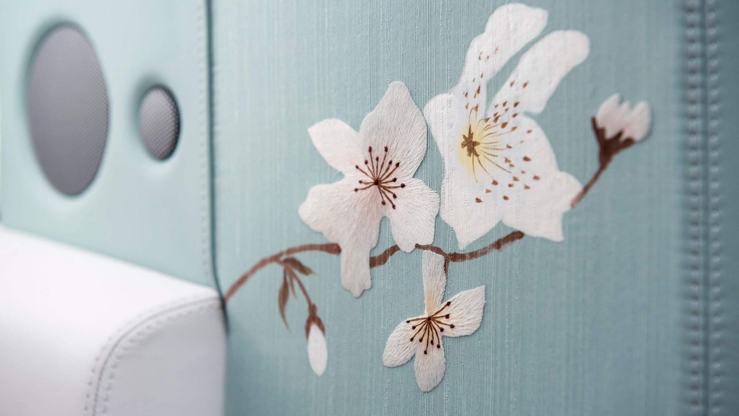 Rolls Royce Phantom Serenity detail bloesem Vrouw aan het stuur Droomauto Rolls Royce Phantom SerenityRolls Royce Phantom Serenity detail bloesem