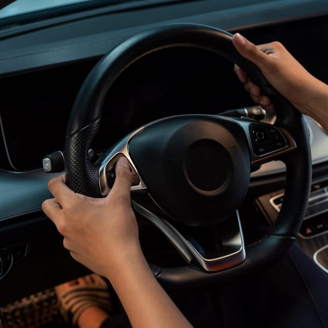 vrouwaanhetstuur - Rij-assistentie cruisecontrol