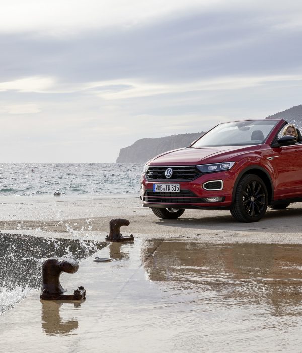 vrouwaanhetstuur - persfoto T-Roc Cabrio