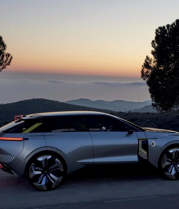 Vrouw aan het stuur - Renault MORPHOZ in travel-modus