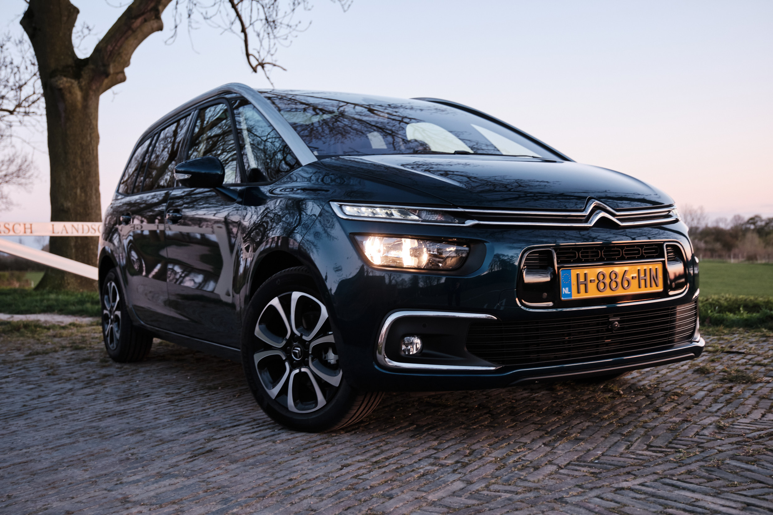 Citroen Grand C4 Spacetourer vrouwaanhetstuur - Grand C4 Spacetourer