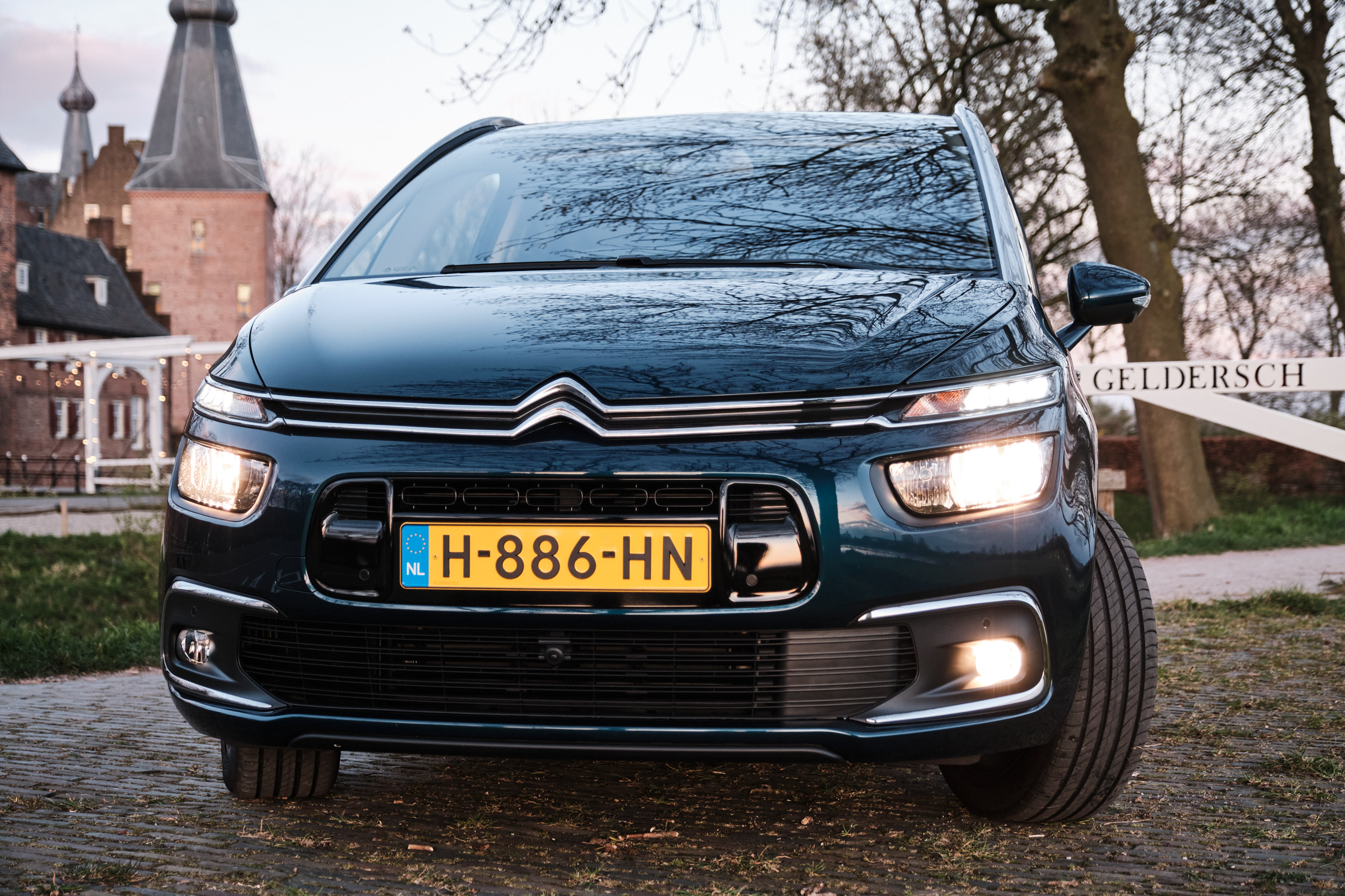Citroen Grand C4 Spacetourer vrouwaanhetstuur - Citroën Grand C4 Spacetourer