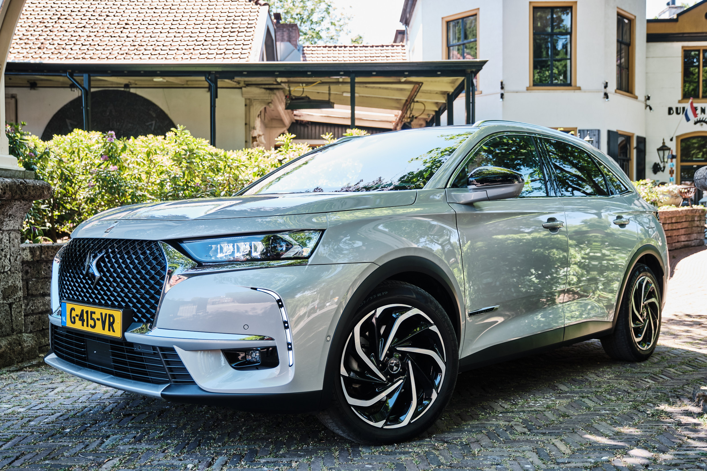 DS 7 Crossback Opera vrouwaanhetstuur -de 7 verleidingen van de DS 7 Crossback E-tense