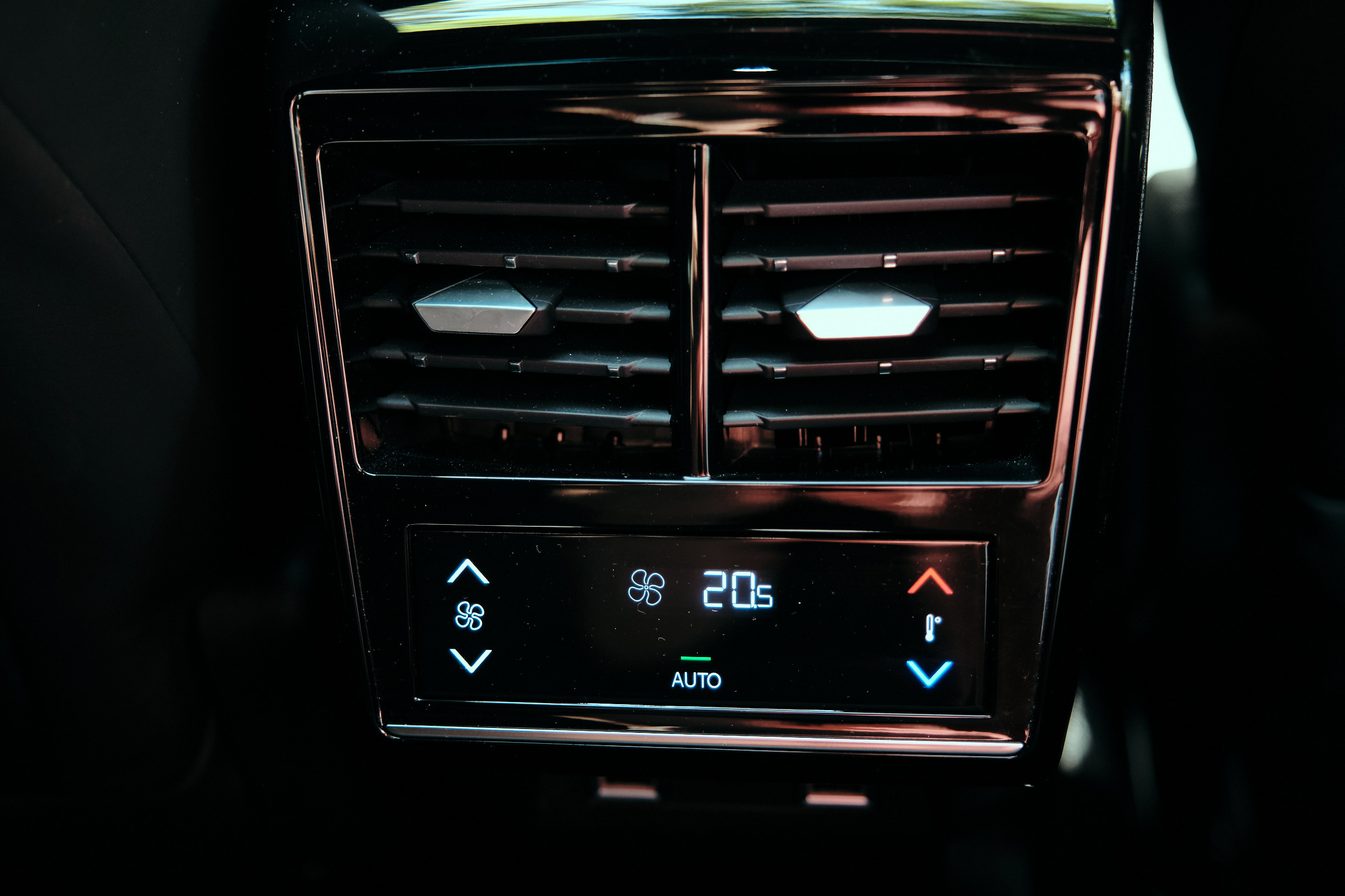 DS 7 Crossback Opera vrouwaanhetstuur -de 7 verleidingen van de DS 7 Crossback E-tense