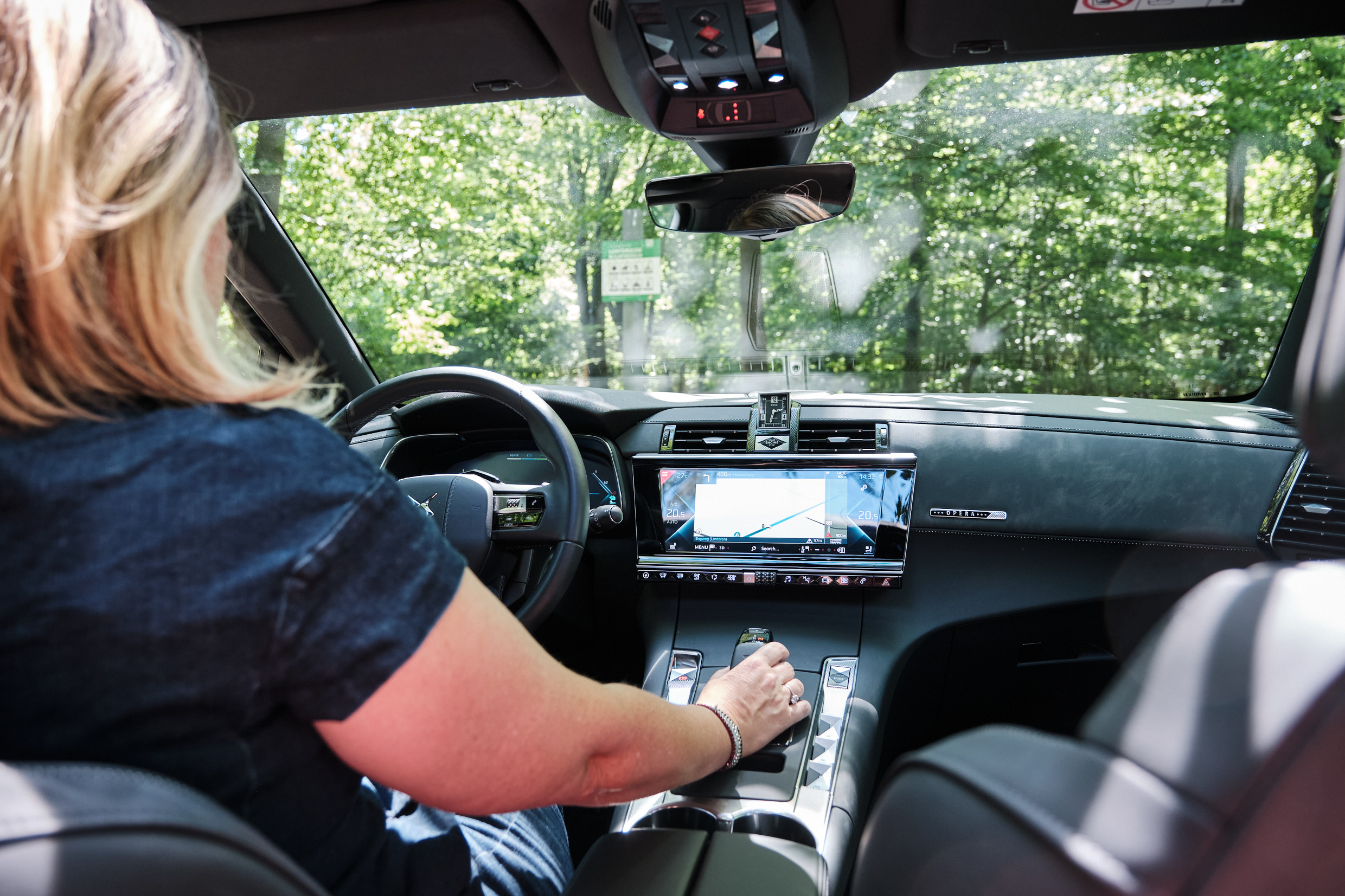 DS 7 Crossback Opera vrouwaanhetstuur -de 7 verleidingen van de DS 7 Crossback E-tense