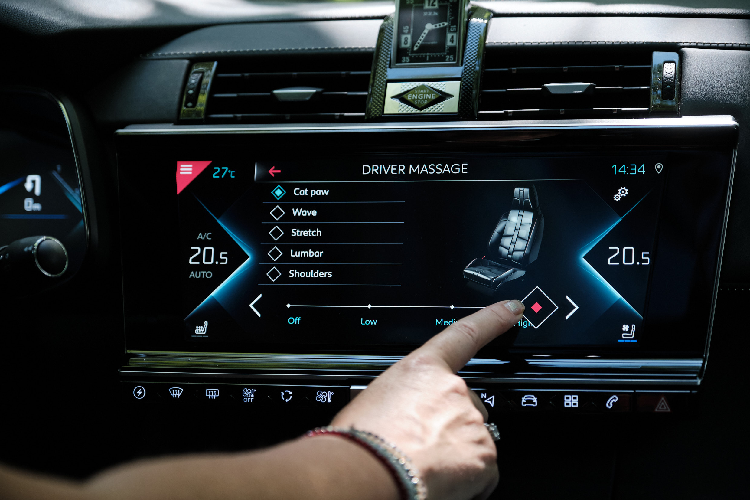 DS 7 Crossback Opera vrouwaanhetstuur -de 7 verleidingen van de DS 7 Crossback E-tense