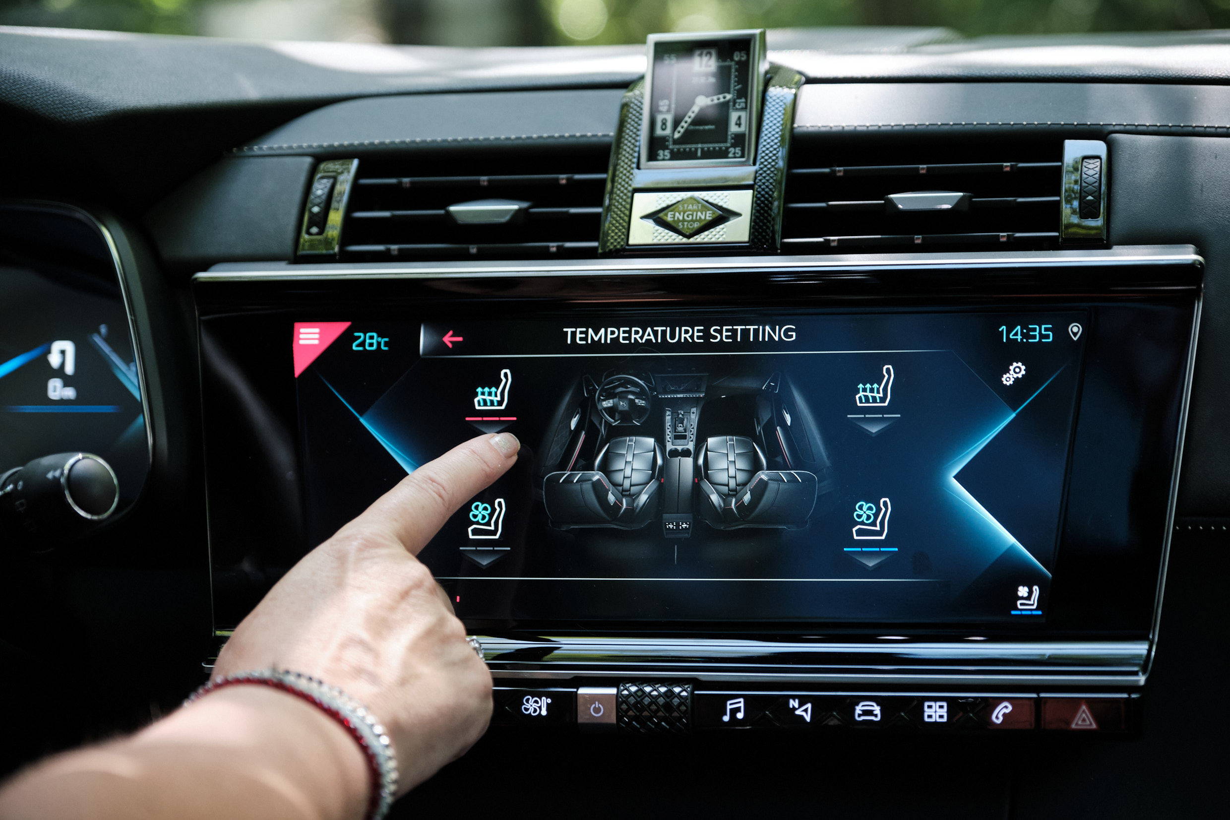 DS 7 Crossback Opera vrouwaanhetstuur -de 7 verleidingen van de DS 7 Crossback E-tense