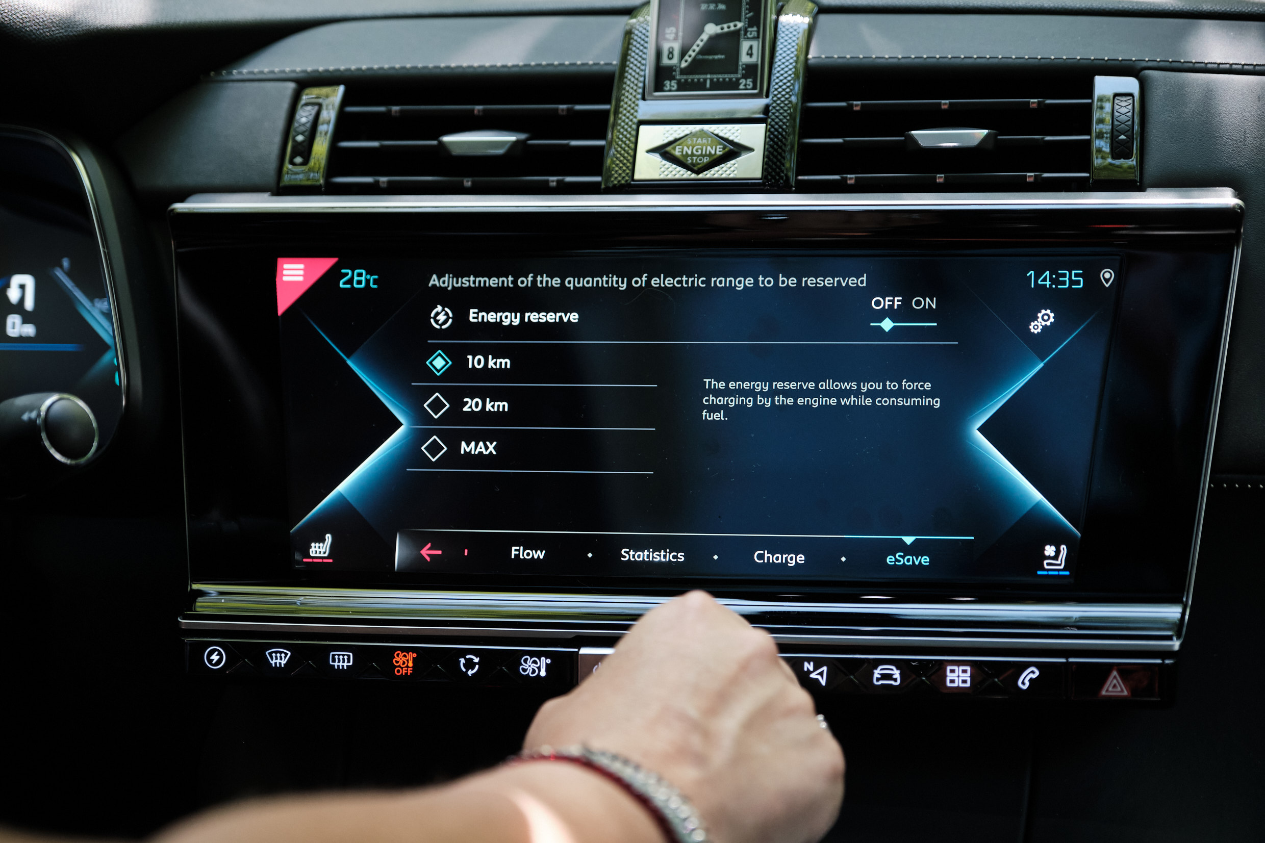 DS 7 Crossback Opera vrouwaanhetstuur -de 7 verleidingen van de DS 7 Crossback E-tense