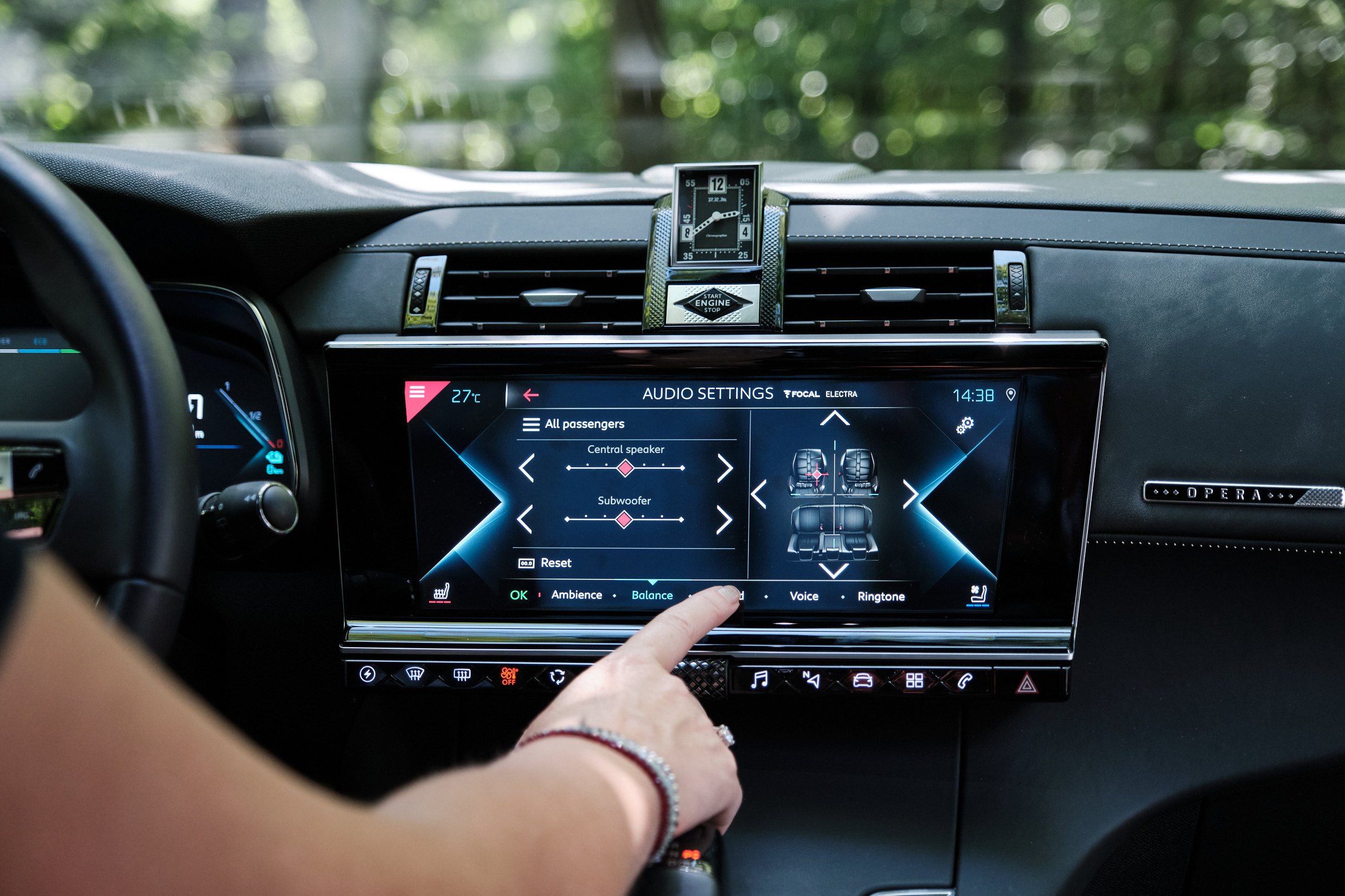 DS 7 Crossback Opera vrouwaanhetstuur -de 7 verleidingen van de DS 7 Crossback E-tense
