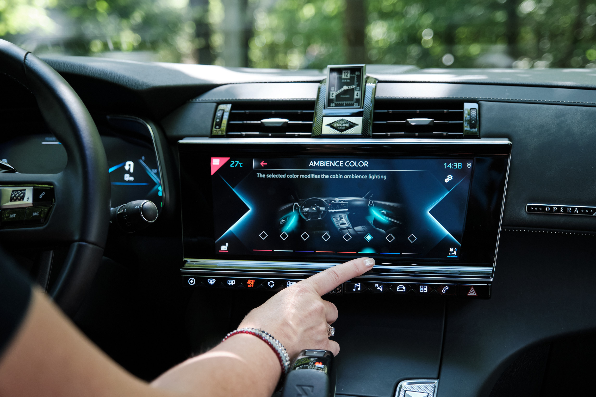 DS 7 Crossback Opera vrouwaanhetstuur -de 7 verleidingen van de DS 7 Crossback E-tense