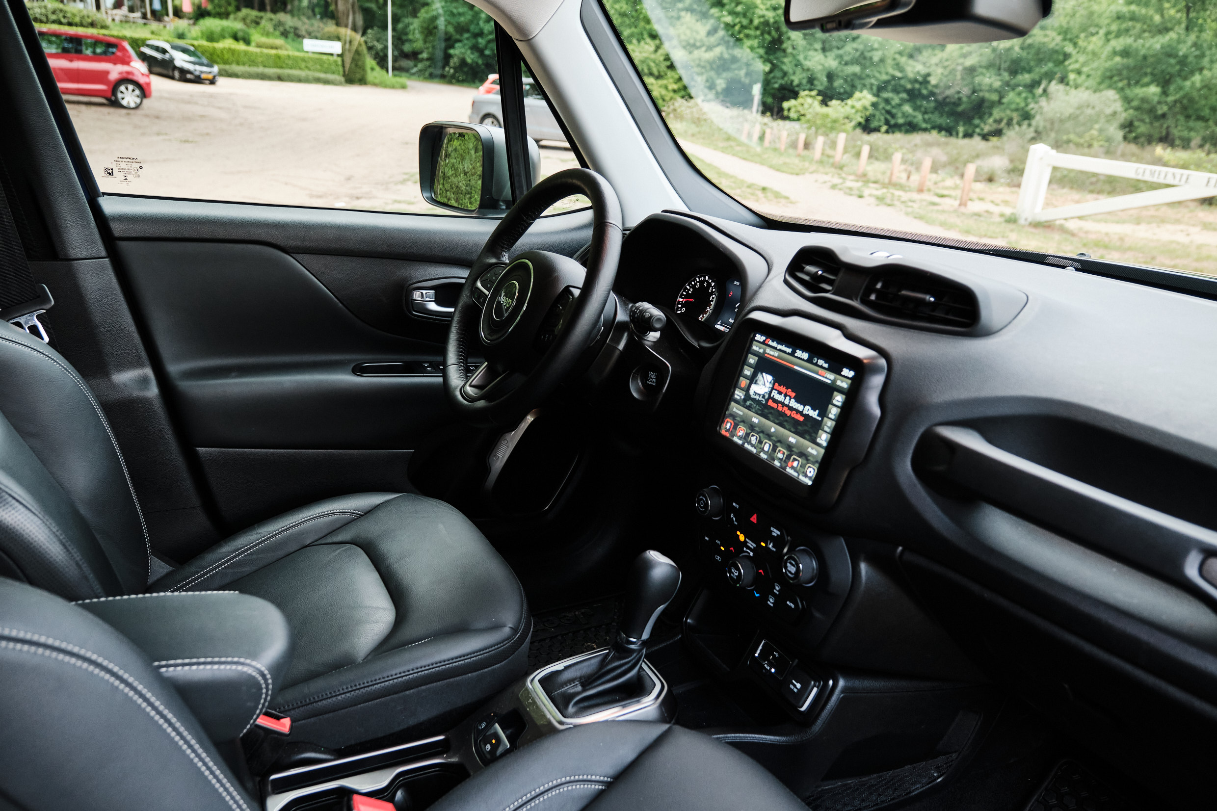 Jeep Renegade vrouwaanhetstuur - Jeep Renegade