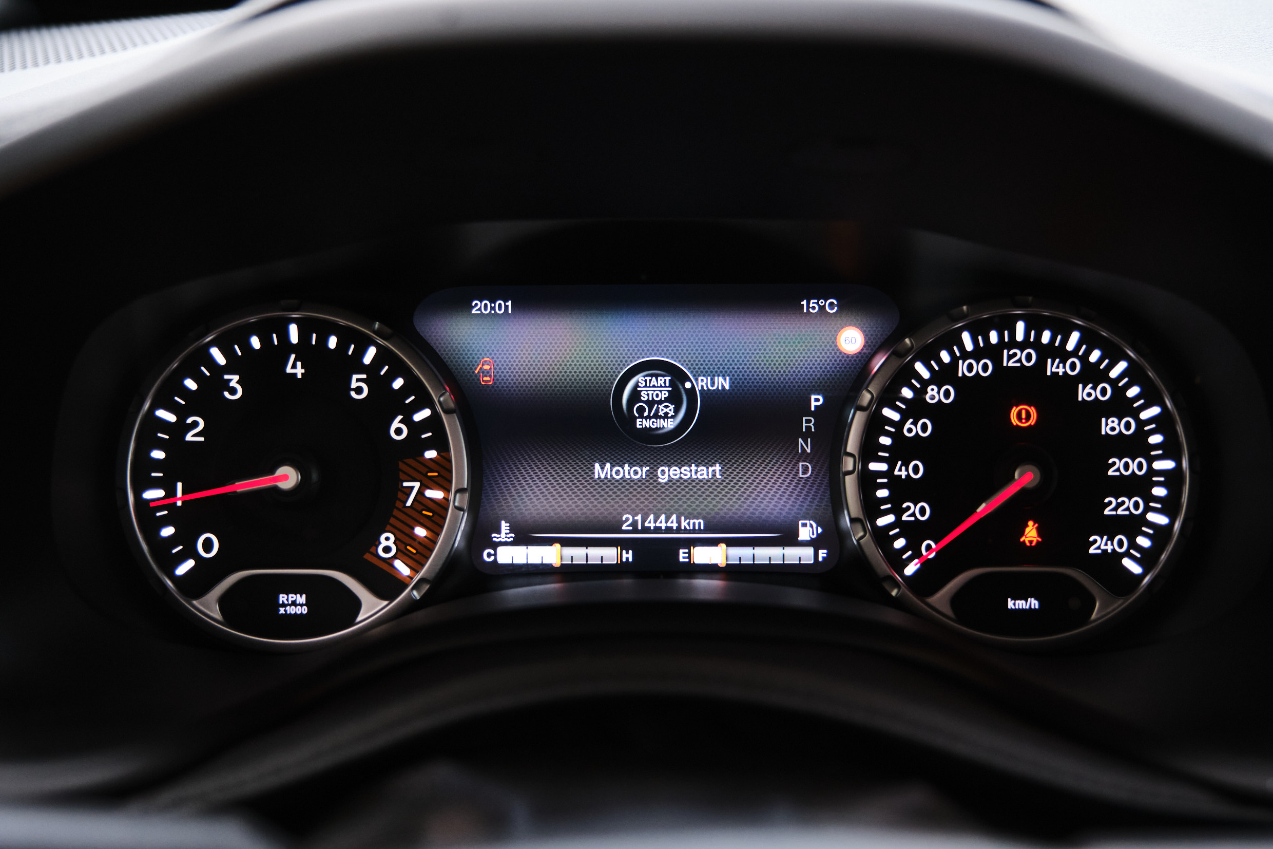 Jeep Renegade vrouwaanhetstuur - Jeep Renegade