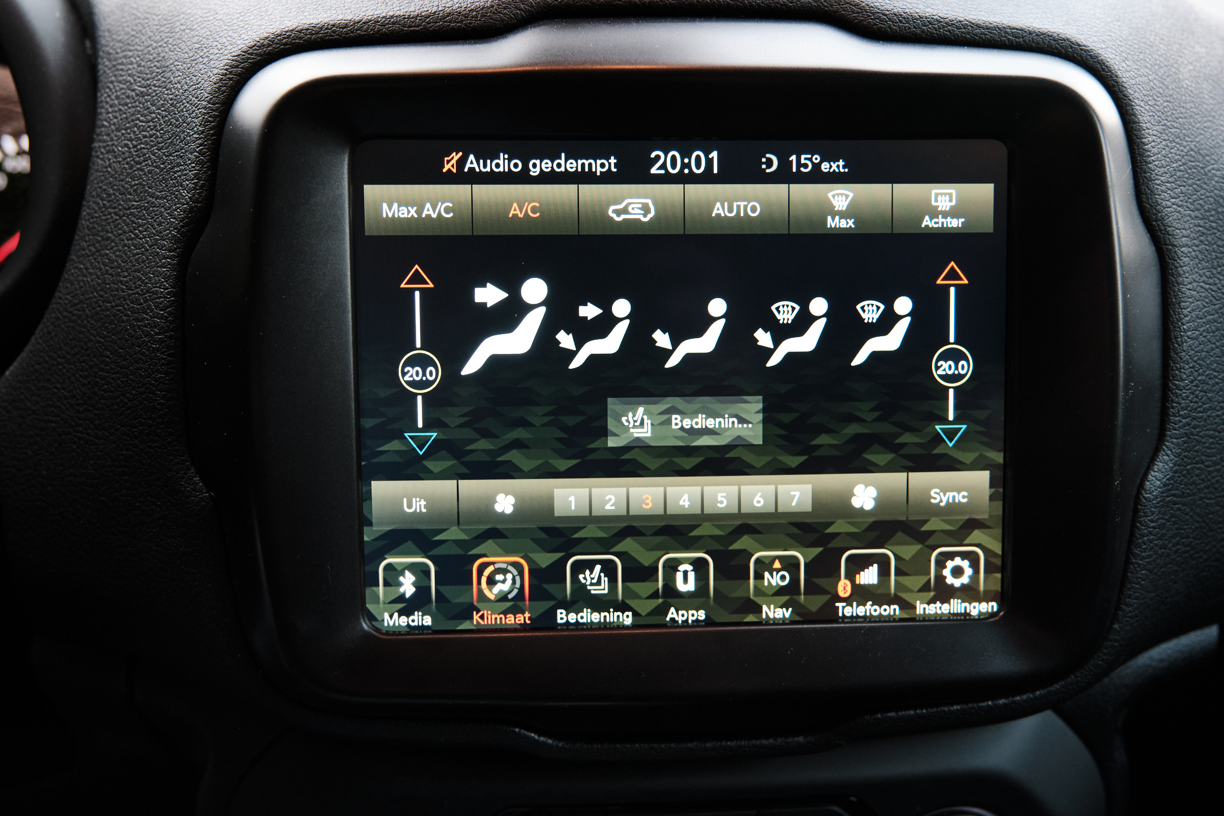 Jeep Renegade vrouwaanhetstuur - Jeep Renegade