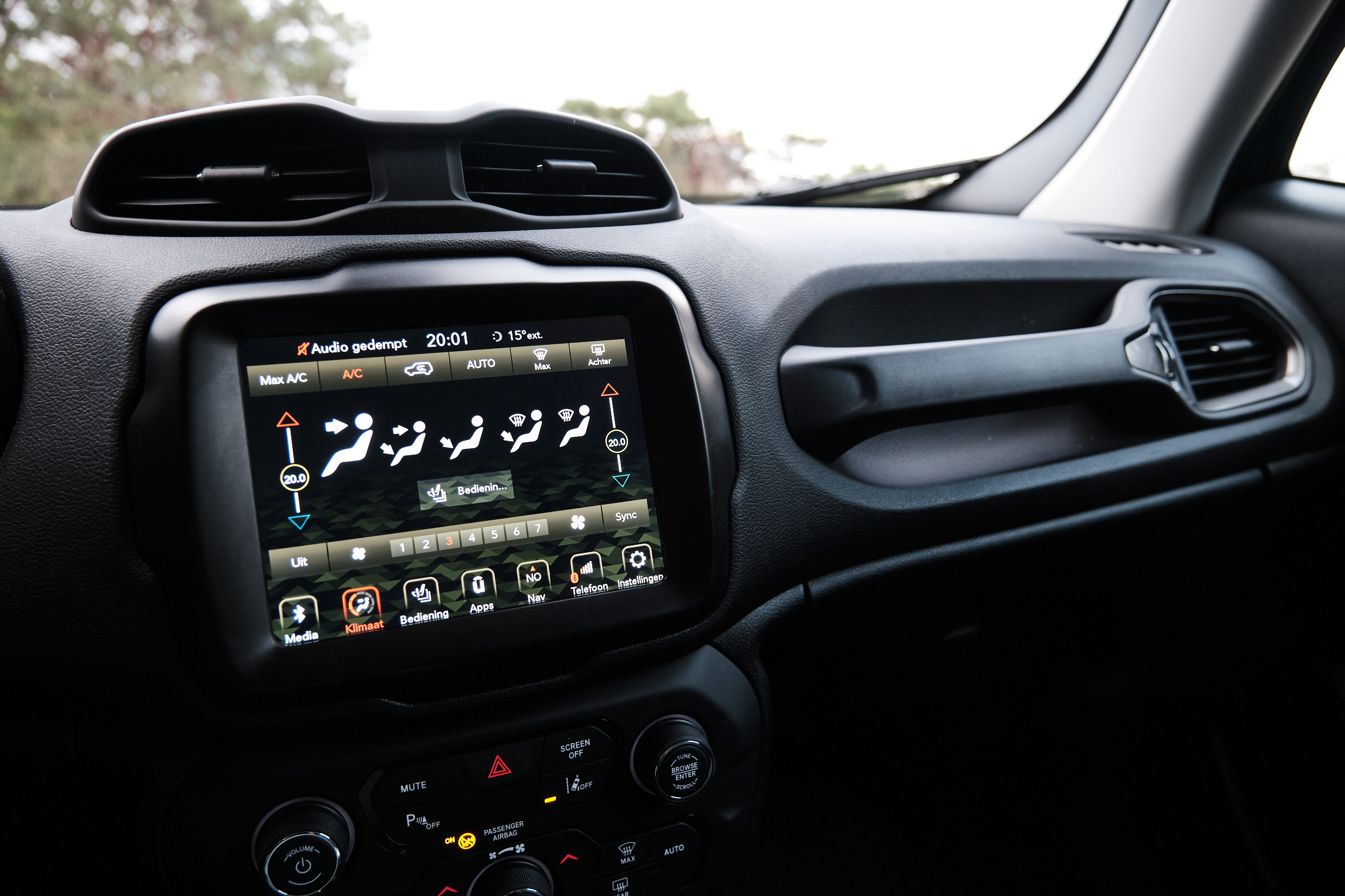 Jeep Renegade vrouwaanhetstuur - Jeep Renegade