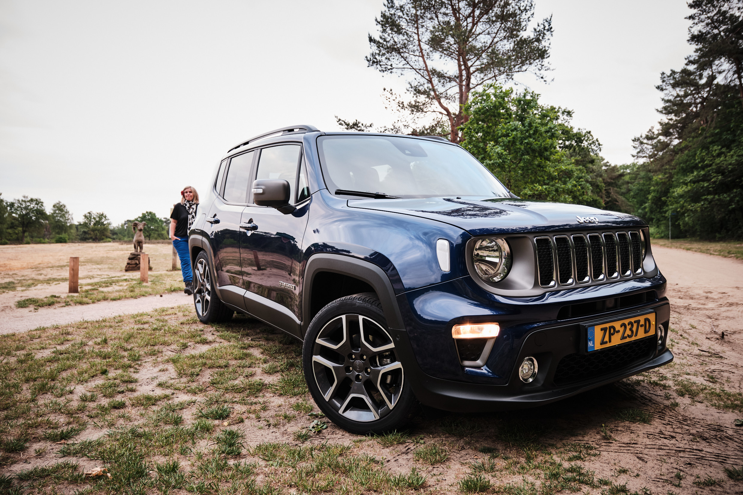 Jeep Renegade vrouwaanhetstuur - Jeep Renegade