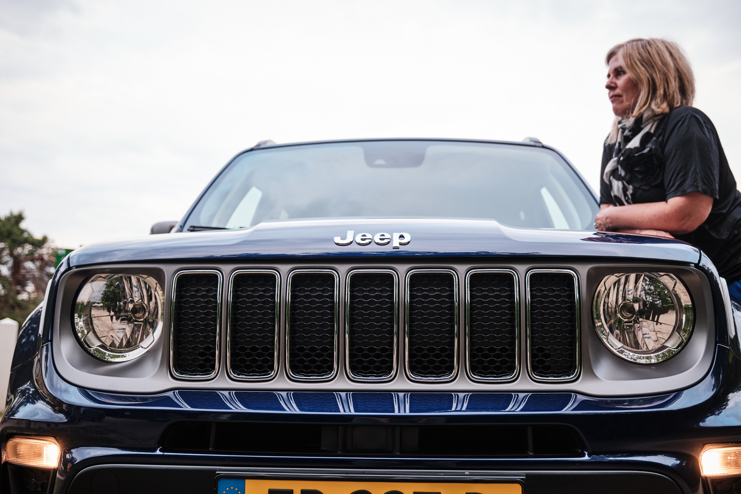 Jeep Renegade vrouwaanhetstuur - Jeep Renegade