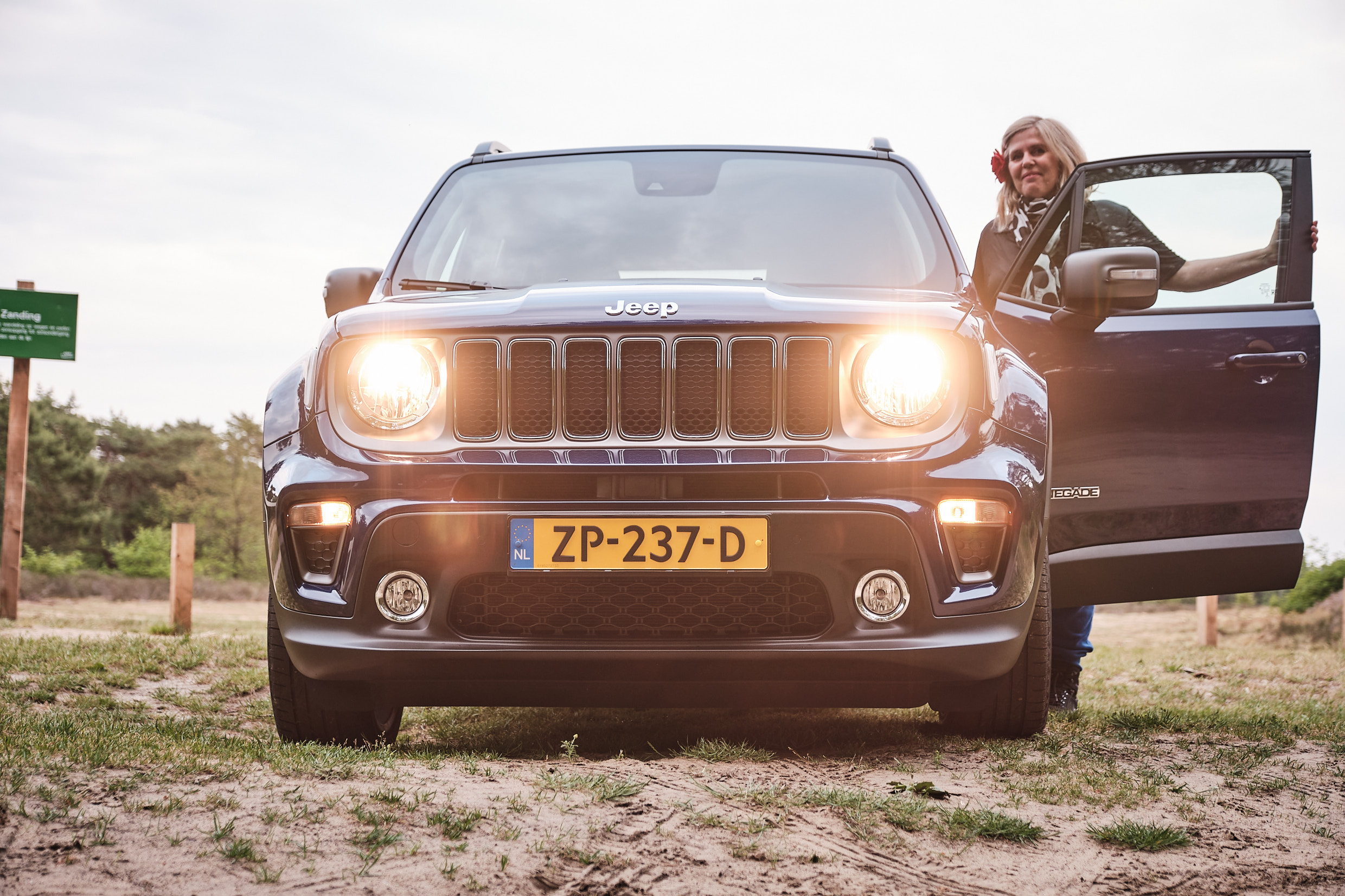 Jeep Renegade vrouwaanhetstuur - Jeep Renegade