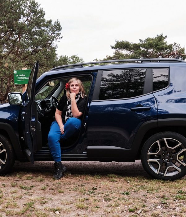 vrouwaanhetstuur - Jeep Renegade