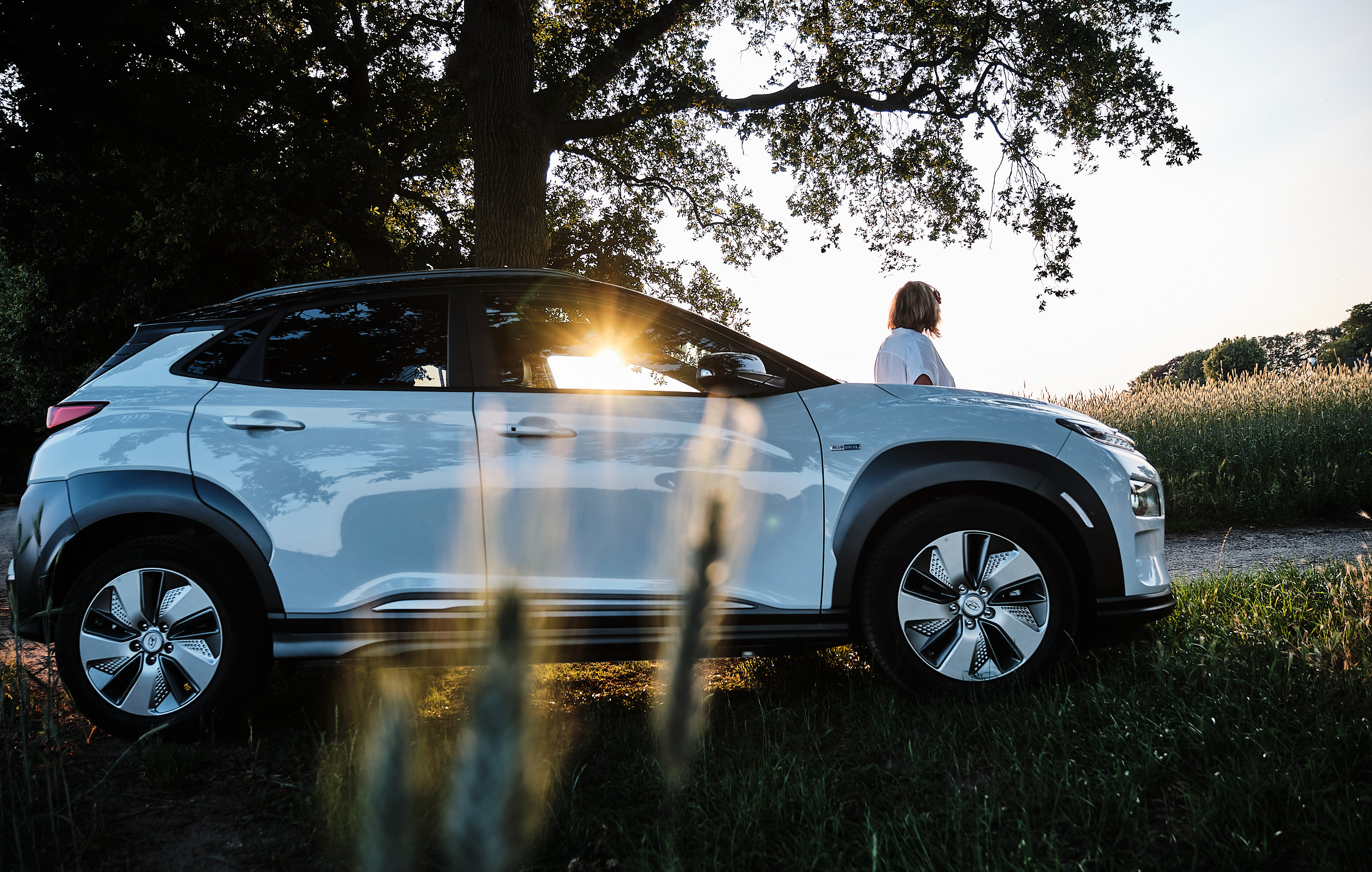 Hyundai Kona Electric vrouwaanhetstuur - Hyundai Kona Electric - Uitnodiging om te genieten - Review