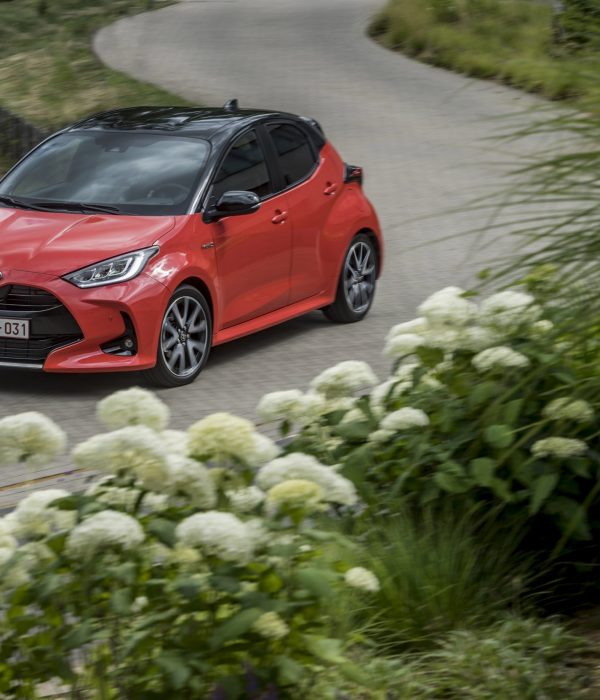 vrouwaanhet stuur - vernieuwde Toyota Yaris