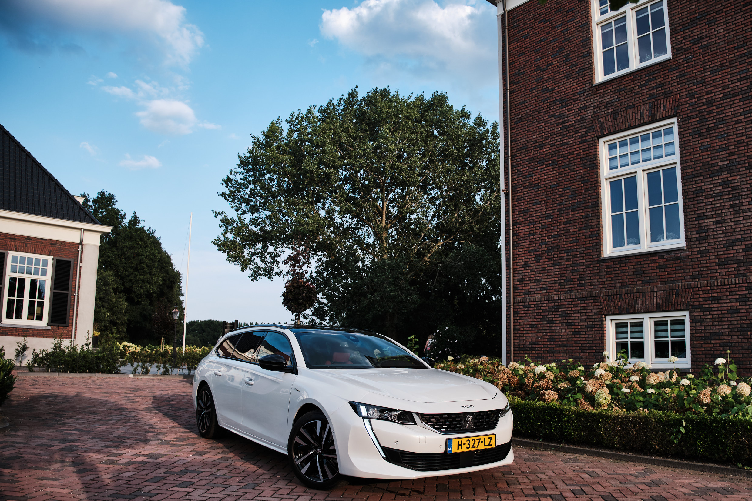 Peugeot 508 SW HYbrid vrouwaanhetstuur - Peugeot 508 SW HYbrid