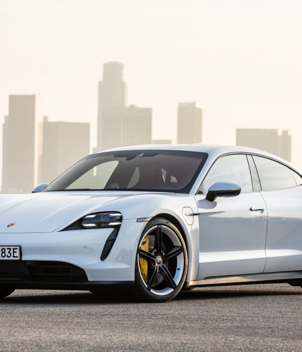 vrouwaanhetstuur - Porsche Taycan