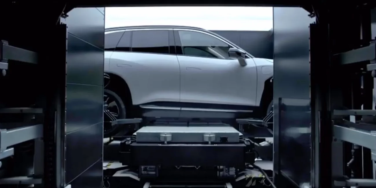 vrouw aan het stuur - Tech termen - BaaS in eigen auto