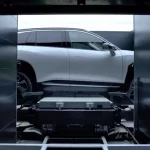 vrouw aan het stuur - Tech termen - BaaS in eigen auto