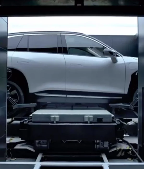 vrouw aan het stuur - Tech termen - BaaS in eigen auto